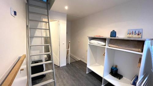 a room with bunk beds and a ladder at L'IDEAL 9 (hypercentre avec terrasse) in Deauville