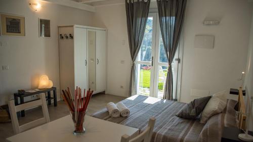 a living room with a table and a window at Agriturismo Orto dei Rolli in Moneglia