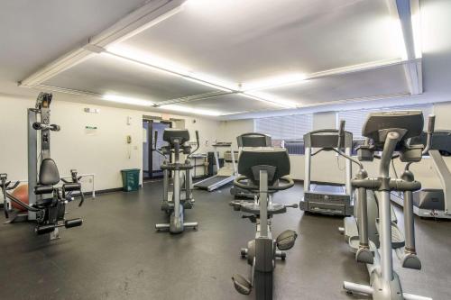 a gym with several treadmills and exercise bikes at Comfort Inn & Suites Pittsburgh Fox Chapel in Montrose Hill