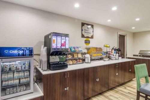 a coffee shop with a counter with a refrigerator at Comfort Inn & Suites Pittsburgh Fox Chapel in Montrose Hill