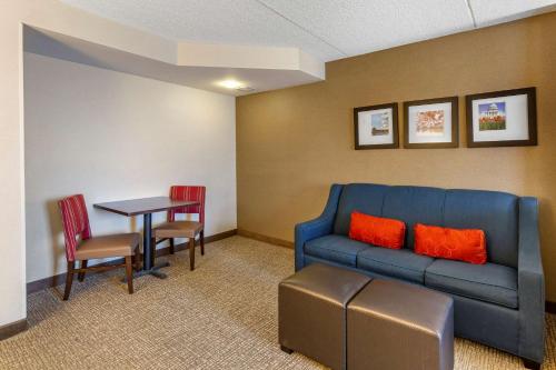 a waiting room with a couch and a table at Comfort Suites Manassas Battlefield Park in Manassas
