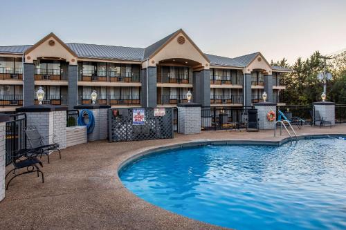 a swimming pool in front of a hotel at Quality Inn Branson On the Strip in Branson