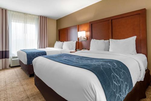 Кровать или кровати в номере Comfort Suites Niceville Near Eglin Air Force Base