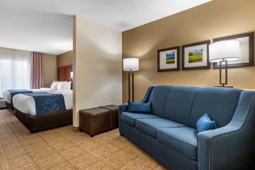 Кровать или кровати в номере Comfort Suites Niceville Near Eglin Air Force Base