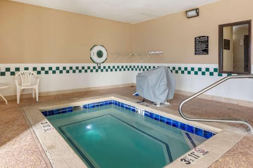 Бассейн в Comfort Inn & Suites Alameda at Albuquerque Balloon Fiesta Park или поблизости