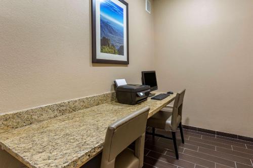 Фотография из галереи Comfort Inn & Suites Alameda at Albuquerque Balloon Fiesta Park в Альбукерке