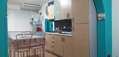 Una cocina con una mesa y sillas en una habitación. en Casa Sandy, en Cefalú