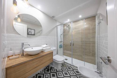 een badkamer met een wastafel, een toilet en een douche bij STUNNING APARTMENT NEXT TO PUERTO BANUS in Marbella