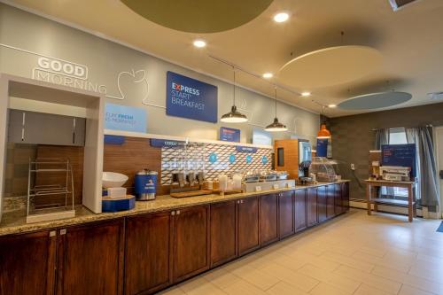 a store with a food counter in a store at Holiday Inn Express Hotel & Suites Pittsburgh Airport by IHG in Robinson Township