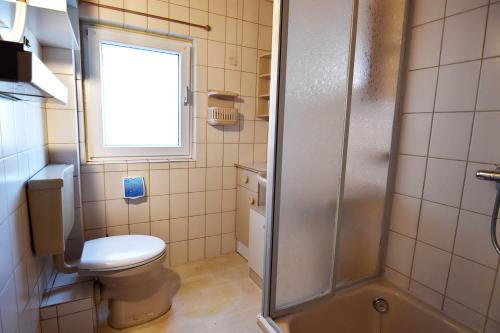 Baðherbergi á Work and Stay Apartment in Troisdorf