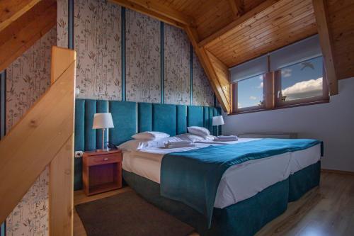 1 dormitorio con 1 cama grande y ventana en Balatonfői Yacht Club, en Balatonkenese