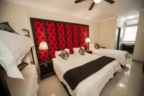 Postel nebo postele na pokoji v ubytování Silverton Travel Lodge