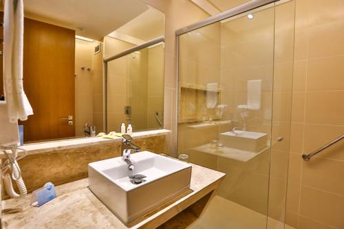 a bathroom with a sink and a shower at Ibiza Plaza Hotel in Anápolis
