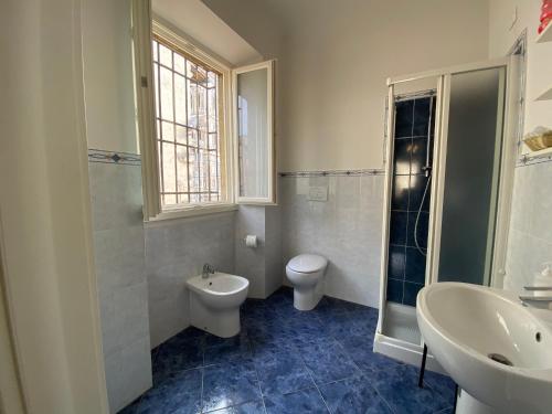 ein Bad mit einem WC, einem Waschbecken und einer Dusche in der Unterkunft Duomo View in Florenz