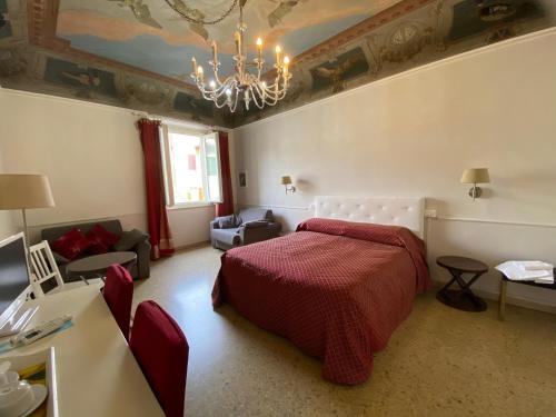 ein Schlafzimmer mit einem Bett und ein Wohnzimmer in der Unterkunft Duomo View in Florenz
