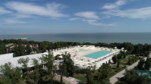 Foto da galeria de Happy Camp Mobile Homes in Camping Village Rosapineta em Rosolina Mare