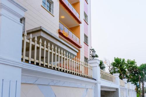 a white building with a balcony on it at RÉSIDENCE DOLCE VITA - BONANJO in Douala