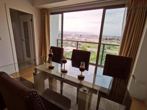 una sala de conferencias con mesa, sillas y una gran ventana en Hab. Privada con la mejor vista en Tacna