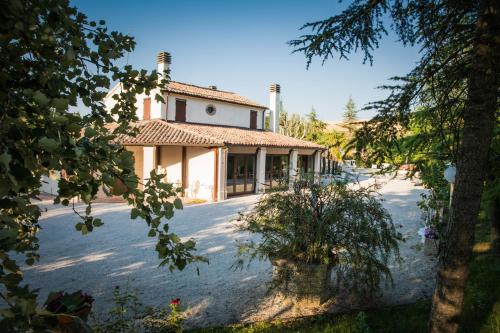 una vista exterior de una casa con árboles en Villa Ca' Viola Rimini, en Rímini