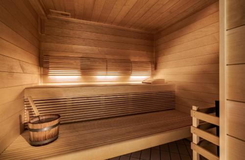 a wooden sauna with a bucket in it at Hotel Reethüüs in Kampen