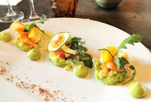 Makanan di atau berdekatan hotel