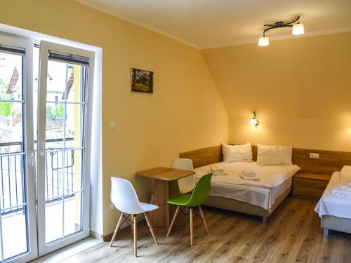 a bedroom with a bed and a table and chairs at Willa Szczepaniakówka in Szczawnica