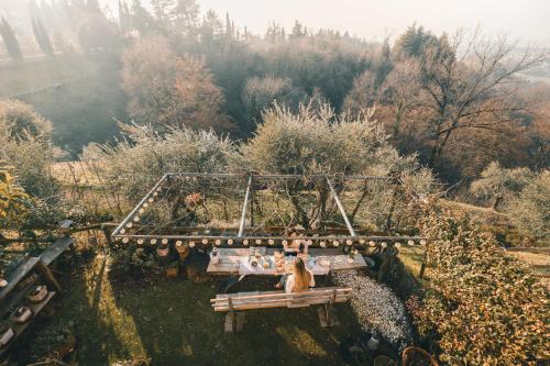 two women sitting on a bench on a bridge at Casa Bembo in Asolo