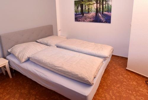 un letto con due cuscini sopra in una stanza di Apartment in Wittenberge a Wittenberge
