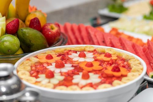 a fruit pie with fruit on top of a table at Hotel Açores in Balneário Camboriú