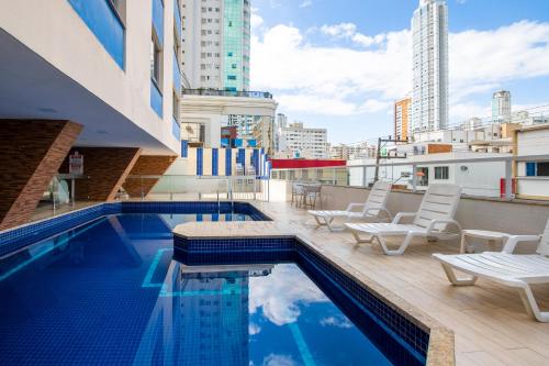 巴拉奈里奥-坎布里乌Hotel Açores的建筑物屋顶上的游泳池