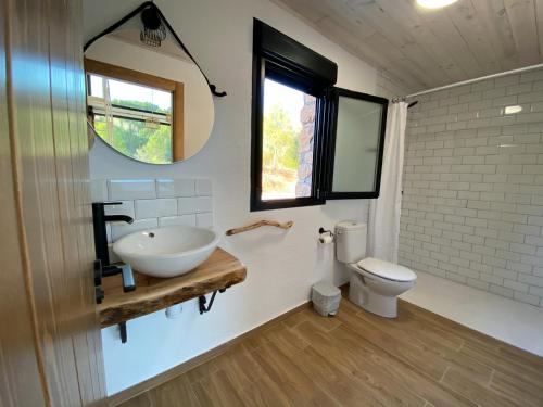 a bathroom with a sink and a toilet at Casa rural Rio de Cotillas in Cotillas