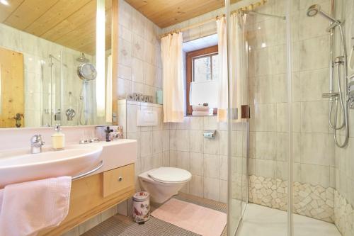 A bathroom at Ferienhaus Kirchplatzl