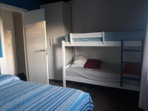 Bunk bed o mga bunk bed sa kuwarto sa Summer Houses Itacimrim