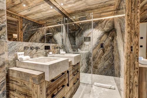 a bathroom with two sinks and a shower at Le Hameau des Nants in Chamonix-Mont-Blanc