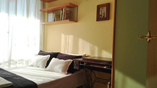 um quarto com uma cama com uma janela e um espelho em Playa y Sol em Cubelles