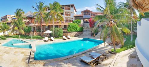 an aerial view of a house with a swimming pool at Hotel & Pousada Tatajuba in Canoa Quebrada
