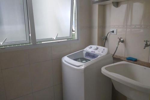 Um banheiro em Thel Ubatuba - Apto 202/A, Ana Luiza - Praia Grande