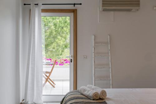 a bedroom with a bed and a door to a patio at Casa de Férias - Troia Terrace Lake & Pool - Soltroia Comporta Aluguer in Troia
