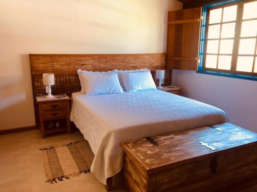 盧米亞爾的住宿－A Casinha Lumiar，一间卧室设有一张大床和一个窗户。