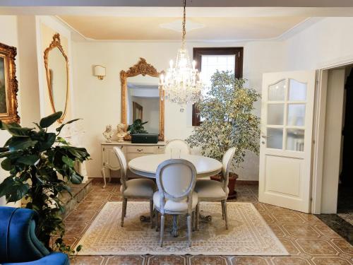 a dining room with a table and chairs and a mirror at Casa Nives in San Pietro in Casale
