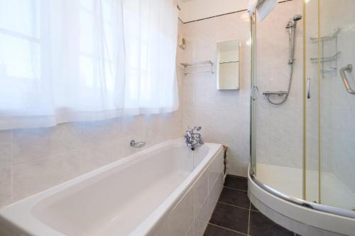 Bilik mandi di Beach House - Aldeburgh Coastal Cottages