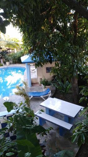 a group of benches sitting next to a swimming pool at Residencial Estephany in Sosúa