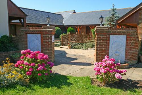 ein Haus mit rosa Blumen im Hof in der Unterkunft Chale Bay Farm in Ventnor