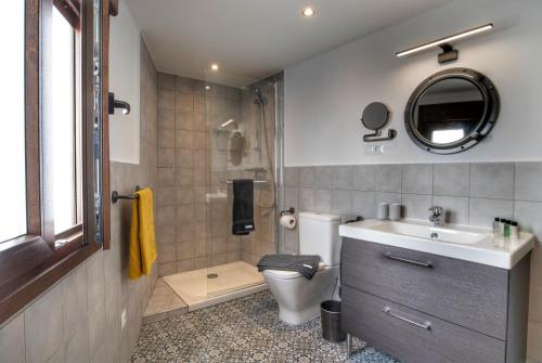 Un baño con lavabo, inodoro y espejo. en No 17 Competa, en Cómpeta