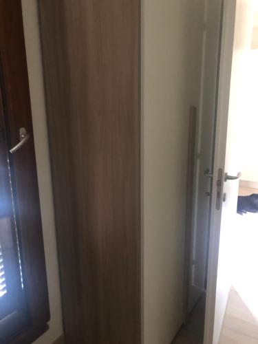 Una puerta de madera en una habitación con puerta en BILOCALE FORTE DEI MARMI, en Forte dei Marmi