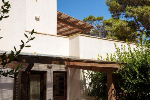 a porch on a house with a roof at Il Borgo Del Principino in Favignana