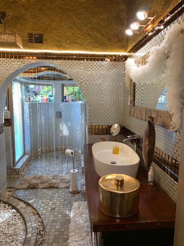 Bilik mandi di hippomoon lodge game reserve