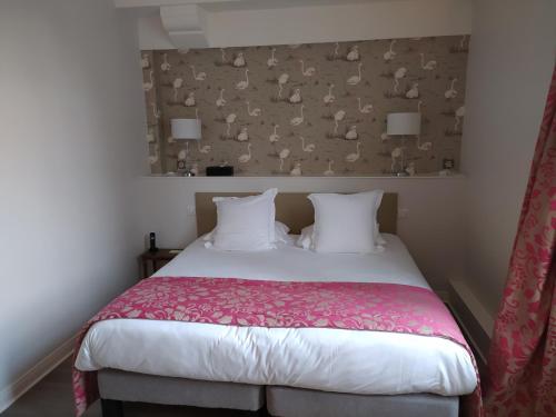 Ein Bett oder Betten in einem Zimmer der Unterkunft Logis Hotel Restaurant Le Cheval Blanc