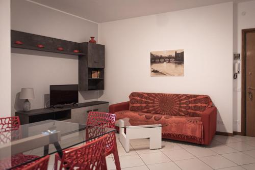 a living room with a couch and a table at Appartamento DAISY in Bardolino