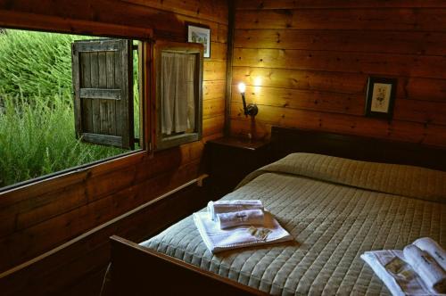 林瓜格洛薩的住宿－Agriturismo Kikajon，一间卧室配有一张床,上面放着一个食物托盘